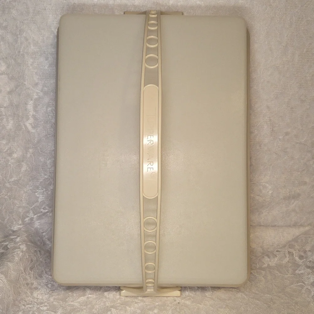 Tupperware: Cake Keeper Container - Picture 4 of 6
